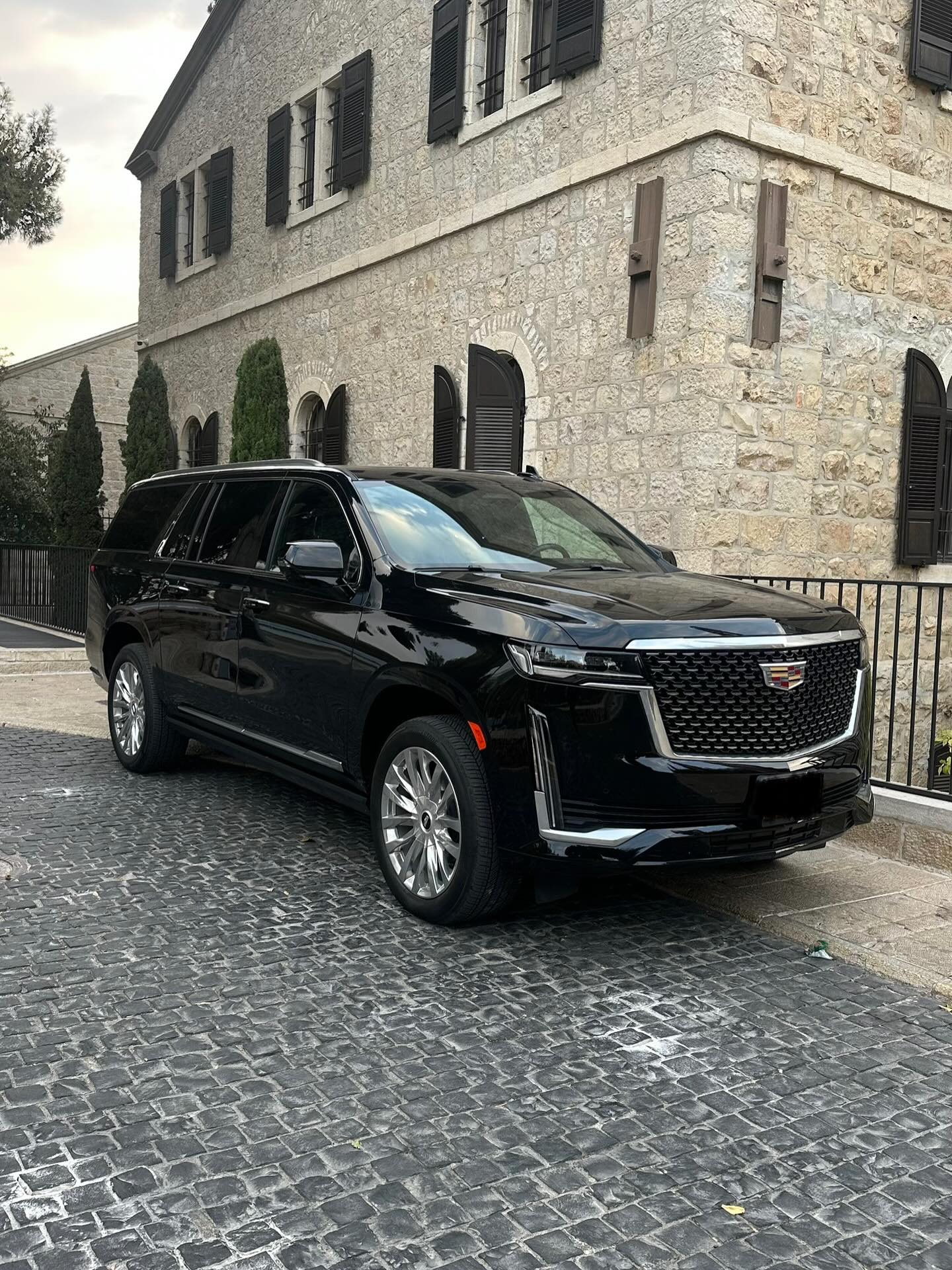 911VIP-Luxury set against Jerusalem stone 🛡️🇮🇱

#jerusalem #911vip #luxury #suv #escalade